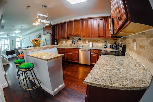 Een koelkast, een magnetron, een oven, een kookplaat