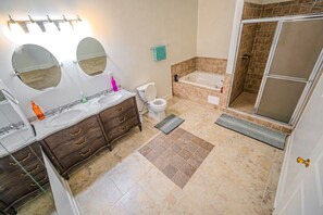 Doccia, vasca idromassaggio, asciugacapelli, asciugamani