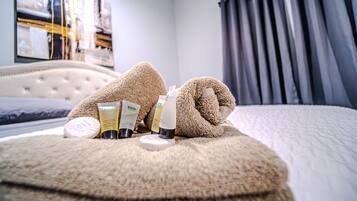 6 bedrooms, desk, iron/ironing board, travel crib