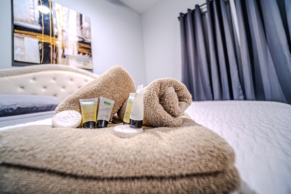 6 quartos, escrivaninha, ferros/tábuas de passar roupa, berço de viagem