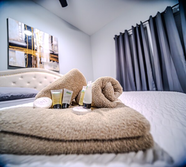 6 makuuhuonetta, työpöytä, silitysrauta/-lauta, vauvan matkasänky