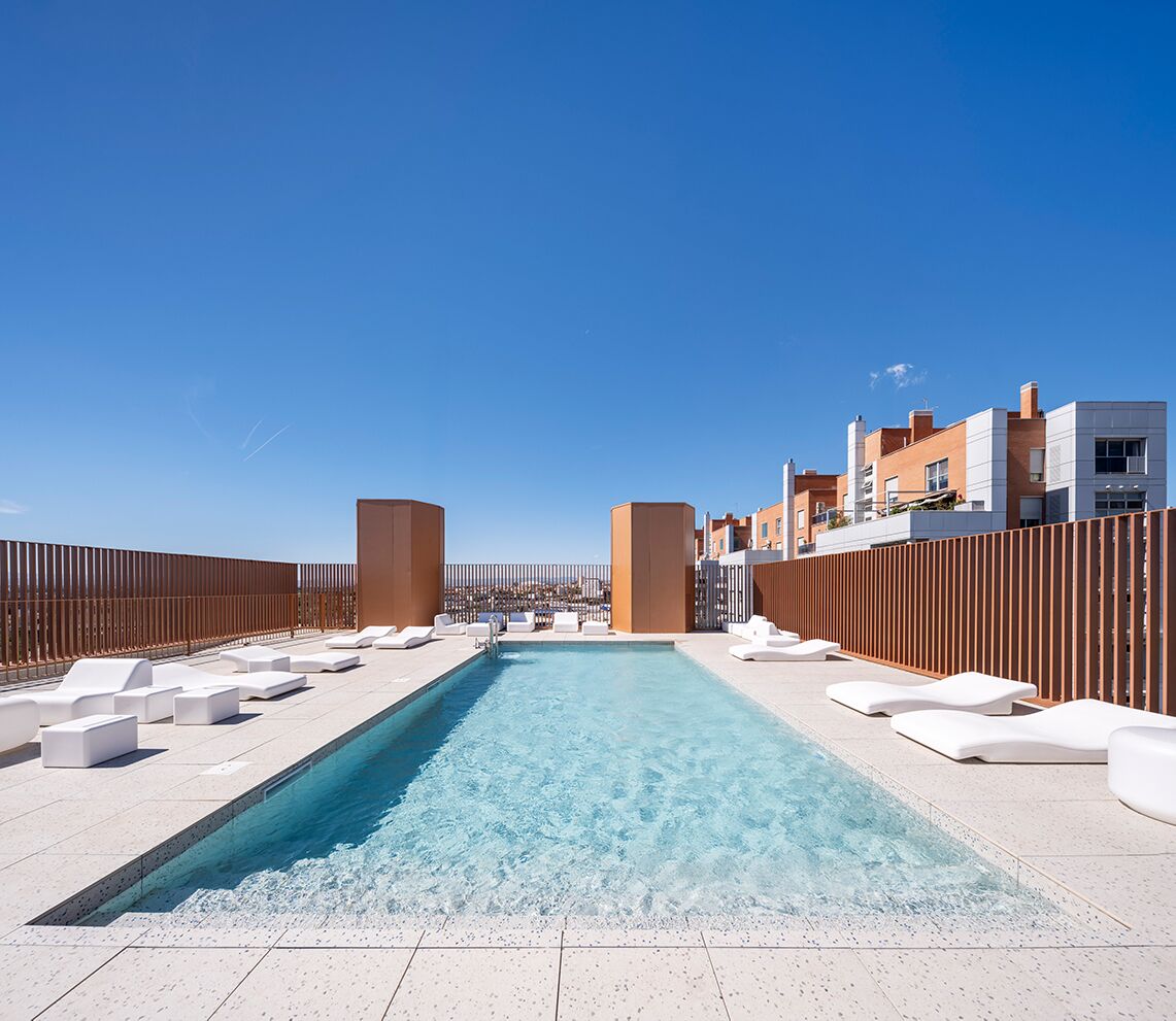 Una piscina al aire libre de temporada