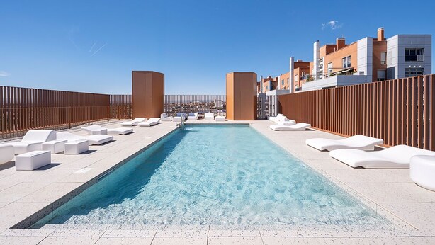 A rooftop pool with white lounge chairs and a clear blue sky. -  Valencia Tower (Burjasot)