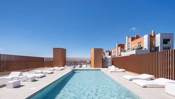 Una piscina al aire libre de temporada
