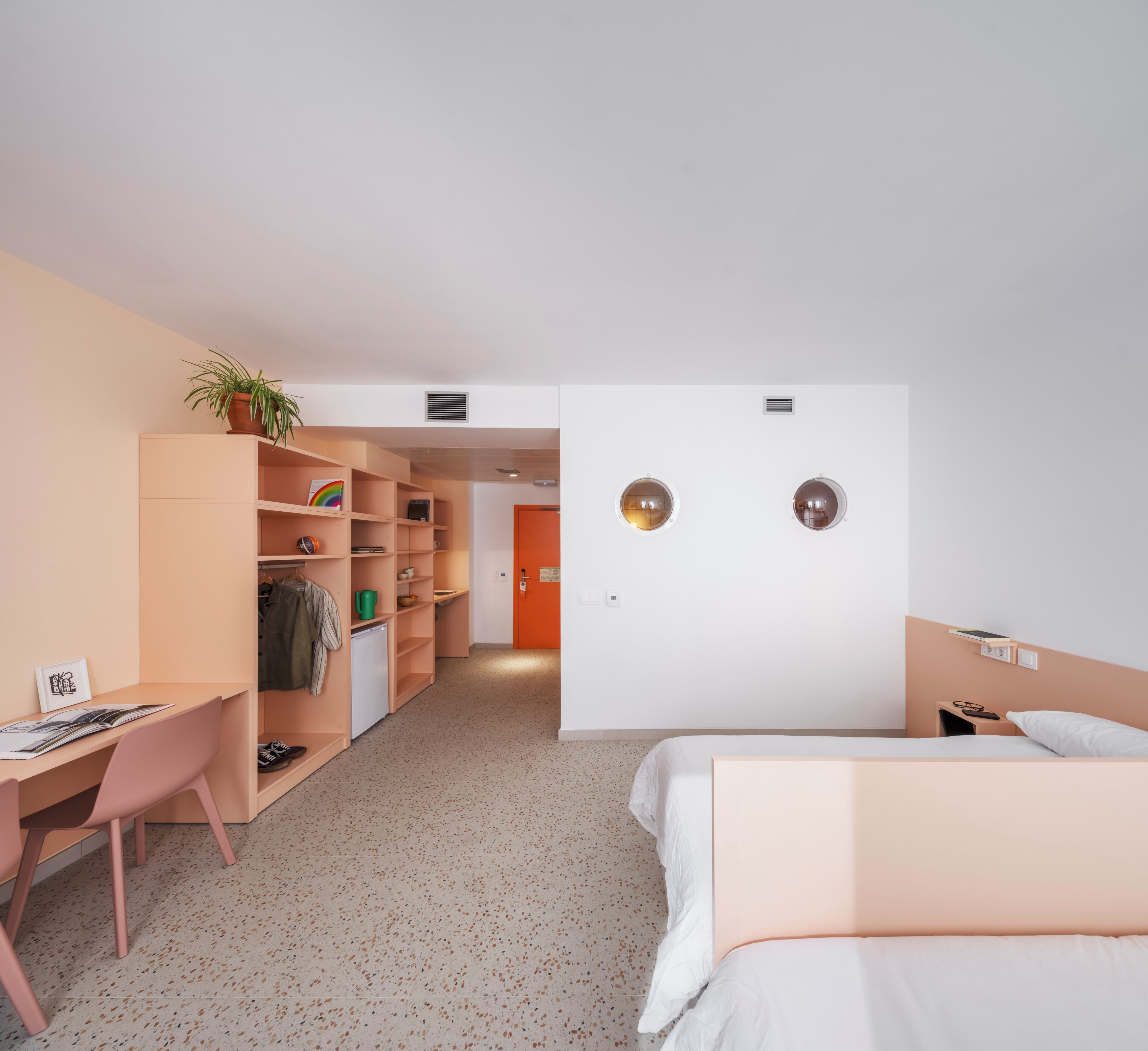 防过敏的被褥、办公桌、笔记本电脑工作区、隔音