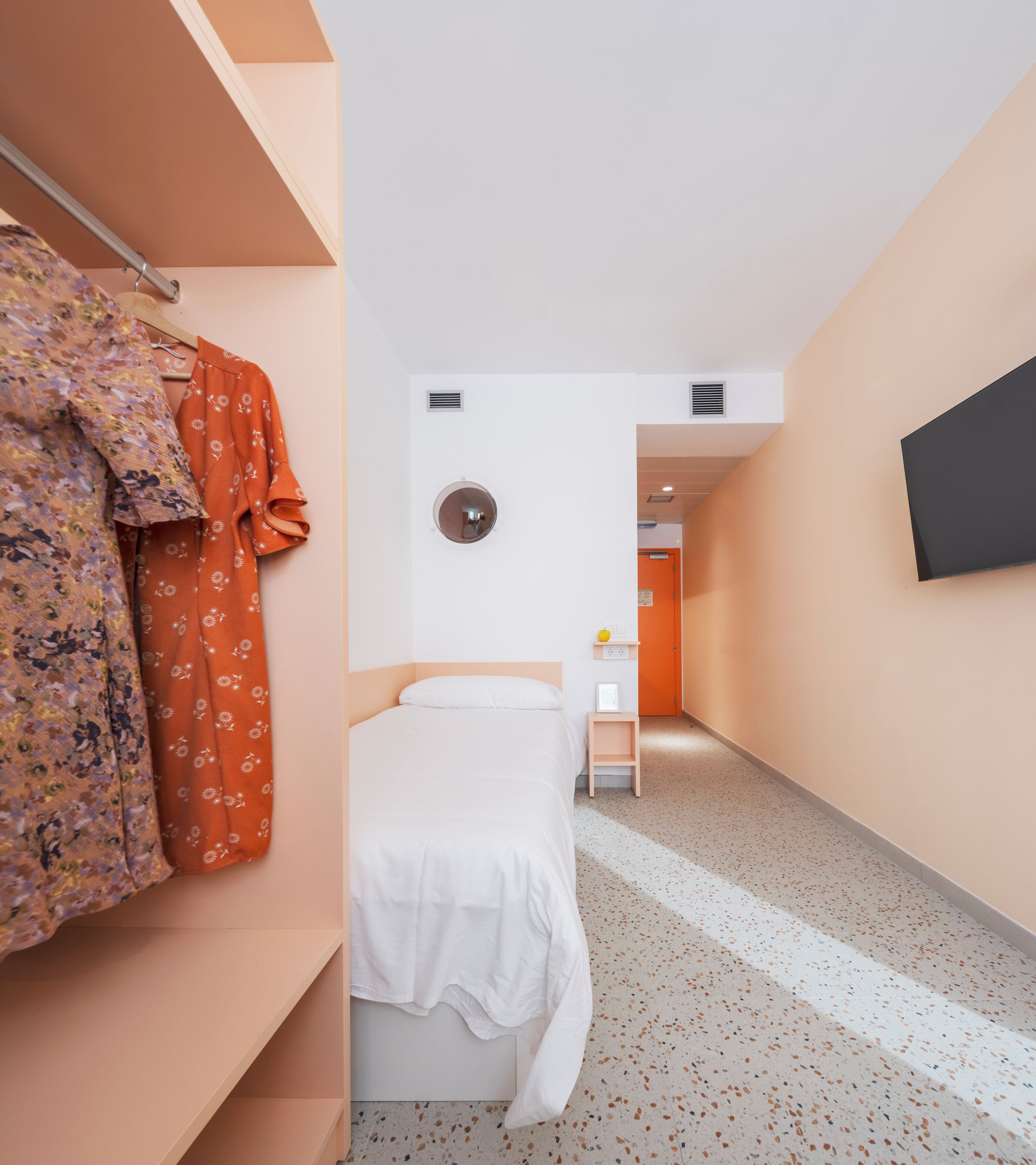 标准单人房 | 防过敏的被褥、办公桌、笔记本电脑工作区、隔音