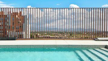 Una piscina al aire libre de temporada