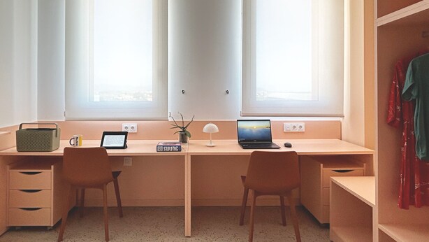 A room with a desk, two chairs, a laptop, a small plant, and a bookshelf. -  Valencia Tower (Burjasot)