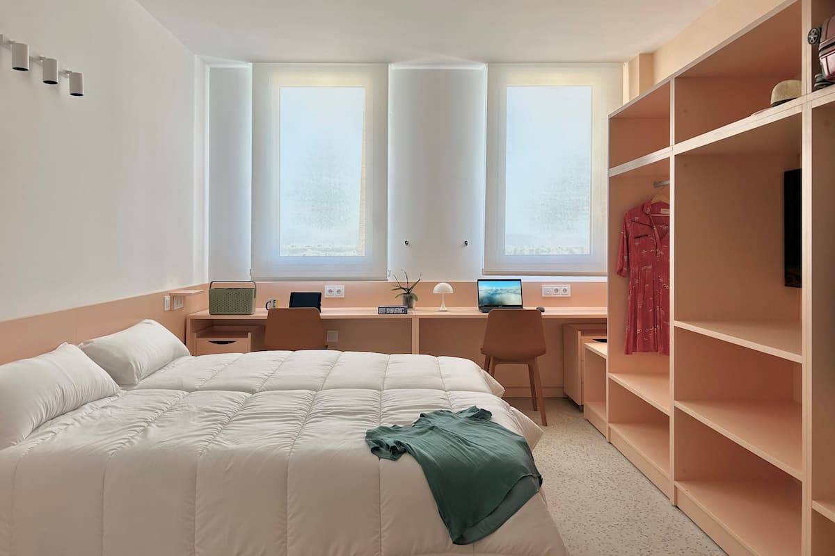Doppia Standard | Biancheria da letto ipoallergenica, una scrivania, postazione laptop