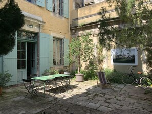 Outdoor dining - 17th-century manor house in town center, 25 minutes from the main sights. (Beaucaire)