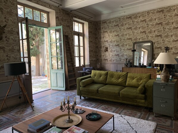 Books - 17th-century manor house in town center, 25 minutes from the main sights. (Beaucaire)