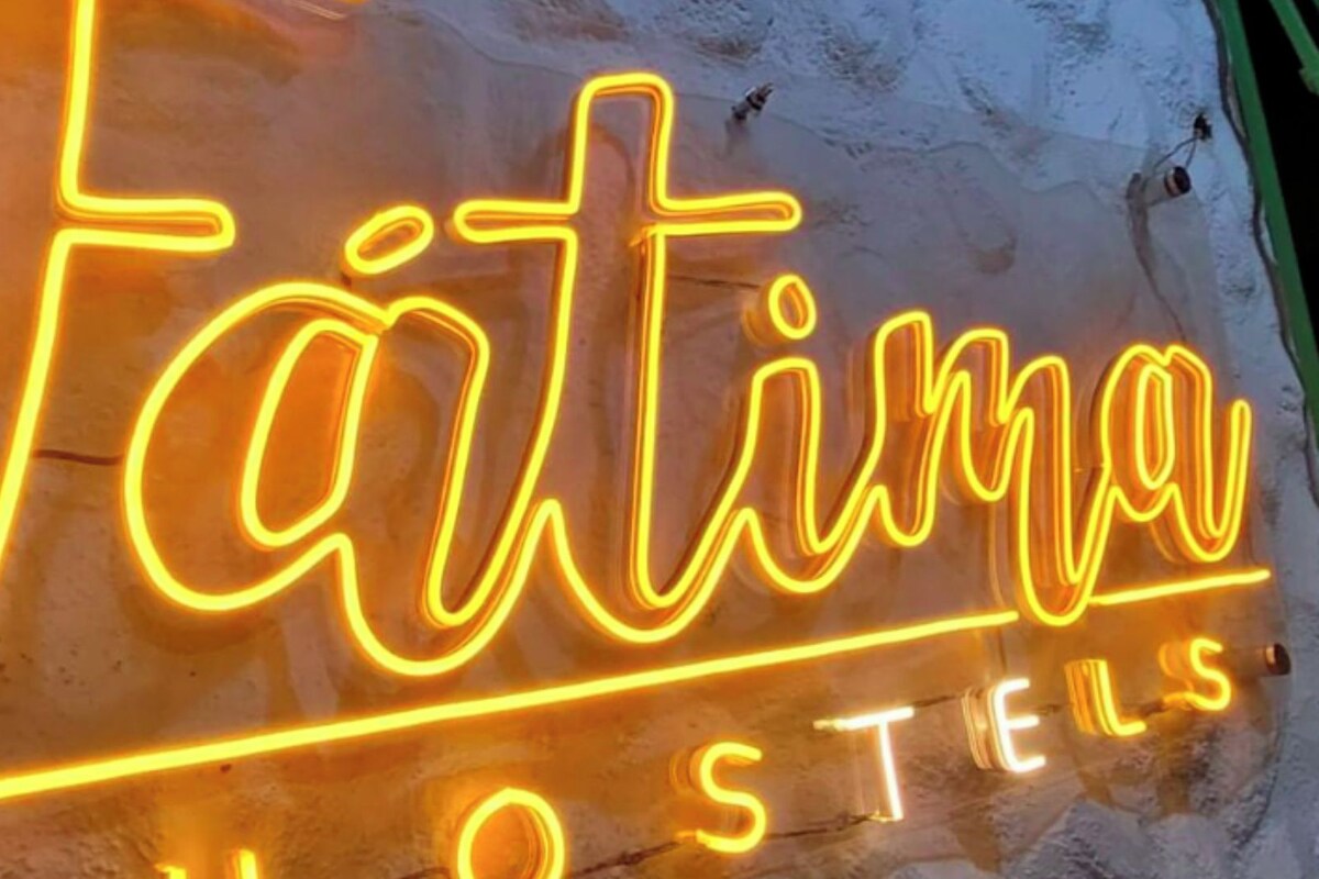 A neon sign with the text "Tätima Hostels".