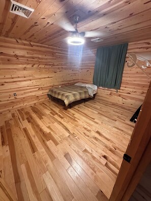 3 bedrooms, free WiFi, bed sheets - Lazy Lake Cabin 2!!! Pet Friendly!! (Flemingsburg)