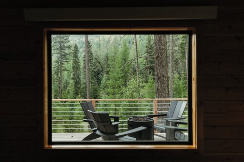 2 Deluxe Queen Bedrooms, 1 Bath with Full Kitchen and Washer/Dryer just 5 minutes from Flathead Lake and Lakeside, MT