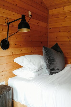 2 dormitorios, tabla de planchar con plancha, cuna de viaje