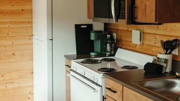 Een koelkast, een microgolfoven, een oven, een kookplaat