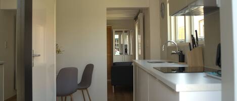 Refrigerador, microondas, placa de cocina, lavavajillas