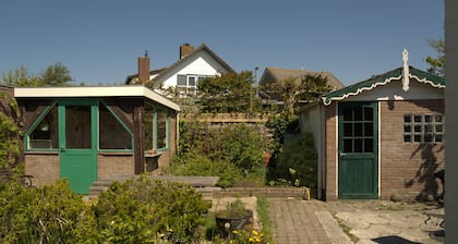 Gezellig vakantiehuisje in centrum Zoutelande met eigen parkeerplaats en tuin