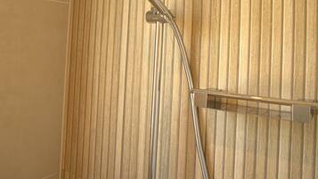 Douche, sèche-cheveux, papier toilette