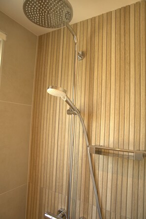 Regadera, secadora de cabello, papel de baño 