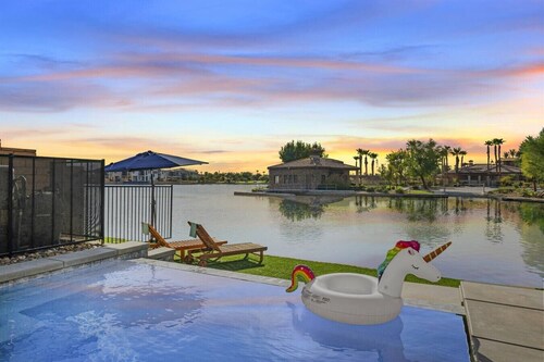 Luxe Lakefront Villa: Saltwater Pool, Spa & Games