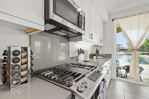 Frigorifero, microonde, forno, piano cottura