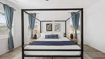 4 habitaciones, escritorio y tabla de planchar con plancha