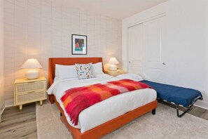 4 habitaciones, escritorio y tabla de planchar con plancha