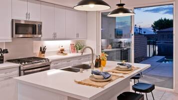 Frigorifero, microonde, forno, piano cottura