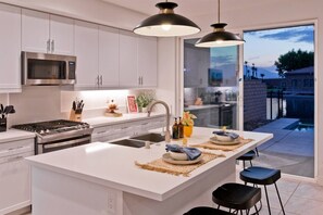 ثلاجة، ميكروويف، فرن، موقد طهي مسطح