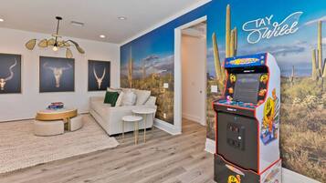 Smart TV, caminetto, videogiochi