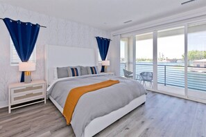 4 chambres, bureau, fer et planche à repasser, lit de bébé portatif