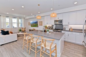 Réfrigérateur, four à micro-ondes, un four, surface de cuisson