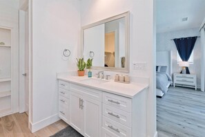4 bedrooms, desk, iron/ironing board, travel crib - Luxe Lakefront Villa: Views, Heated Pool & Games (Indio)