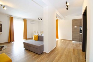 TV - Holiday home with pool for 6 people (Medulin)