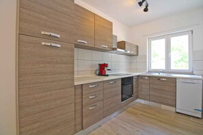 Fridge, microwave, oven, stovetop - Holiday home with pool for 6 people (Medulin)