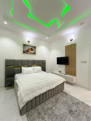 2 bedrooms, iron/ironing board, WiFi