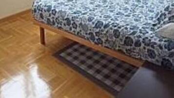 2 dormitoris, planxa i posts de planxar i roba de llit