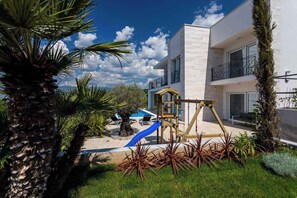 Children’s area - Holiday home with pool for 8 people (Klimno)