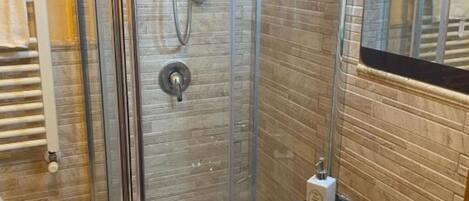 Dusche, Haartrockner, Bidet, Handtücher