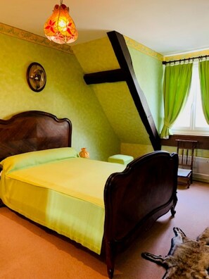 6 bedrooms, iron/ironing board, bed sheets