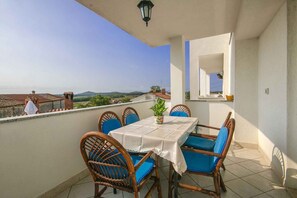 Outdoor dining - Holiday home with terrace for 2 people (Poreč)