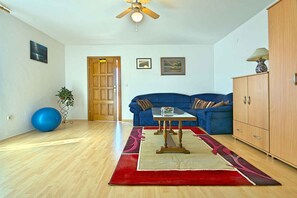 TV - Holiday home with terrace for 2 people (Poreč)