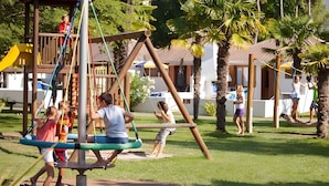 Un parque infantil con columpios, toboganes y estructuras para escalar.