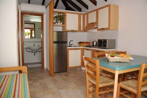 Frigorífico, microondas, placa de cocina y cafetera o tetera