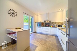 Fridge, microwave, oven, stovetop - Villa with pool for 8 people (Risika)