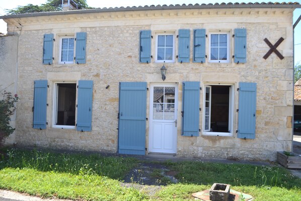 Exterior - Country house (Saint-Simon-de-Pellouaille)