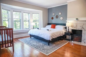 6 bedrooms, iron/ironing board, WiFi, bed sheets - Lake Drive Mansion ~ Downtown ~ Art Museum ~ Lakefront (Milwaukee)