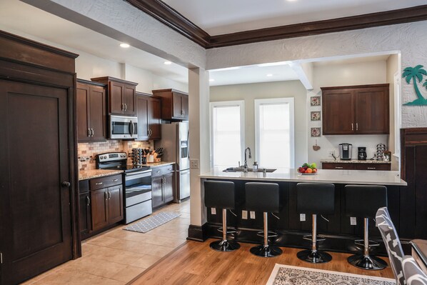 Fridge, microwave, oven, stovetop - Lake Drive Mansion ~ Downtown ~ Art Museum ~ Lakefront (Milwaukee)