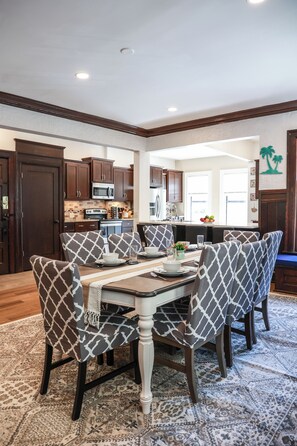 Dining - Lake Drive Mansion ~ Downtown ~ Art Museum ~ Lakefront (Milwaukee)